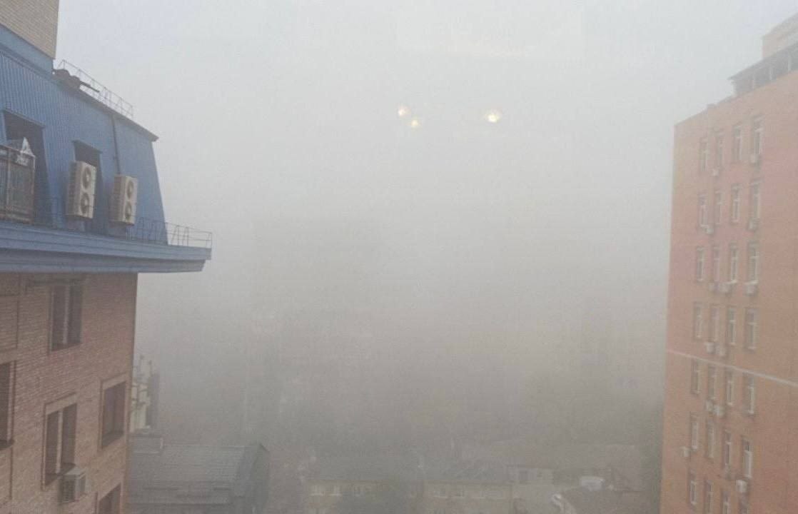 Dense fog over Kyiv caused by lingering smoke and soot from previous Russian attacks. Photo credit: SES Kyiv