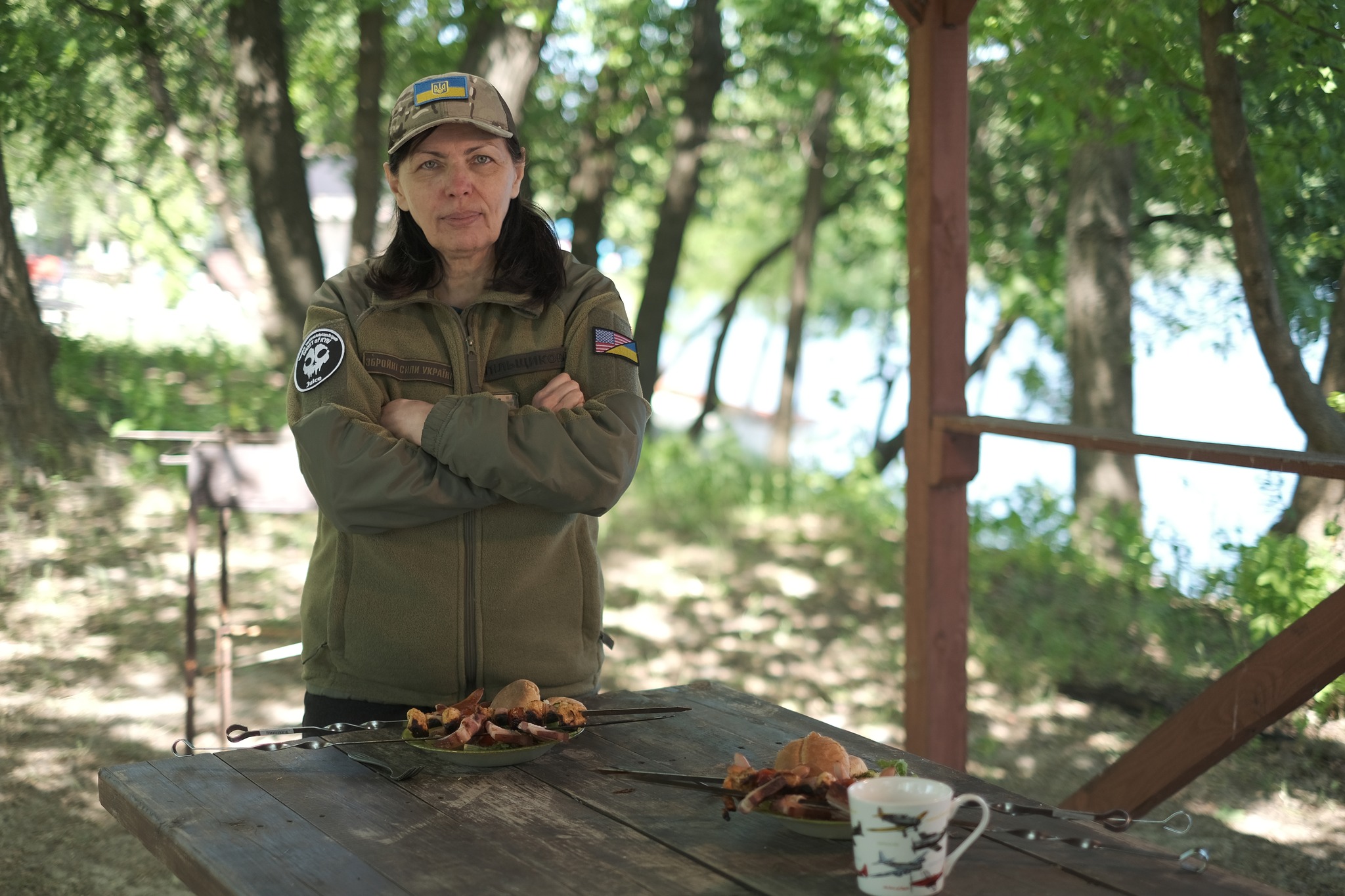 Liliia Averianova, mother of fallen Ukrainian pilot and Hero of Ukraine Andrii “Juice” Pilshchykov. She took part in Memorial.ua’s project Your Favourite Dish, cooking his favourite grilled meat with vegetables on an island on the Dnipro River in Kyiv. Photo by Memorial.ua.